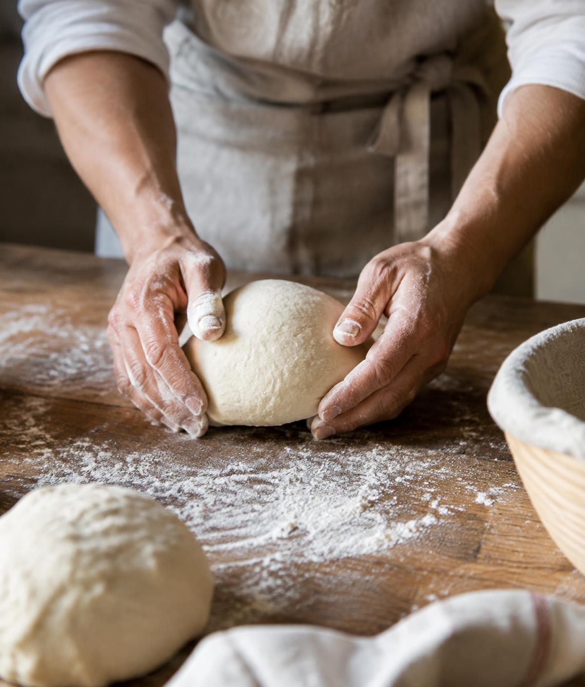 Manos formando masa de pan (foto de referencia)